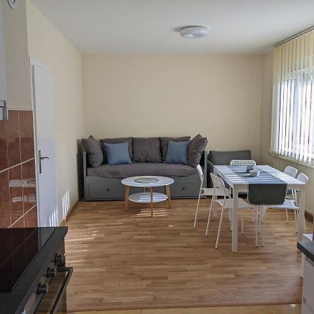 Affordable And Newly Renovated 1-Bedroom Apartment คราลเยโว ภายนอก รูปภาพ