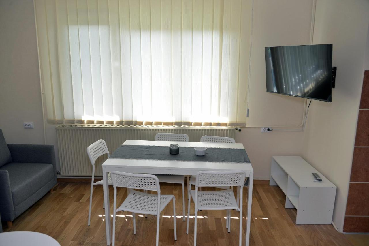 Affordable And Newly Renovated 1-Bedroom Apartment คราลเยโว ภายนอก รูปภาพ