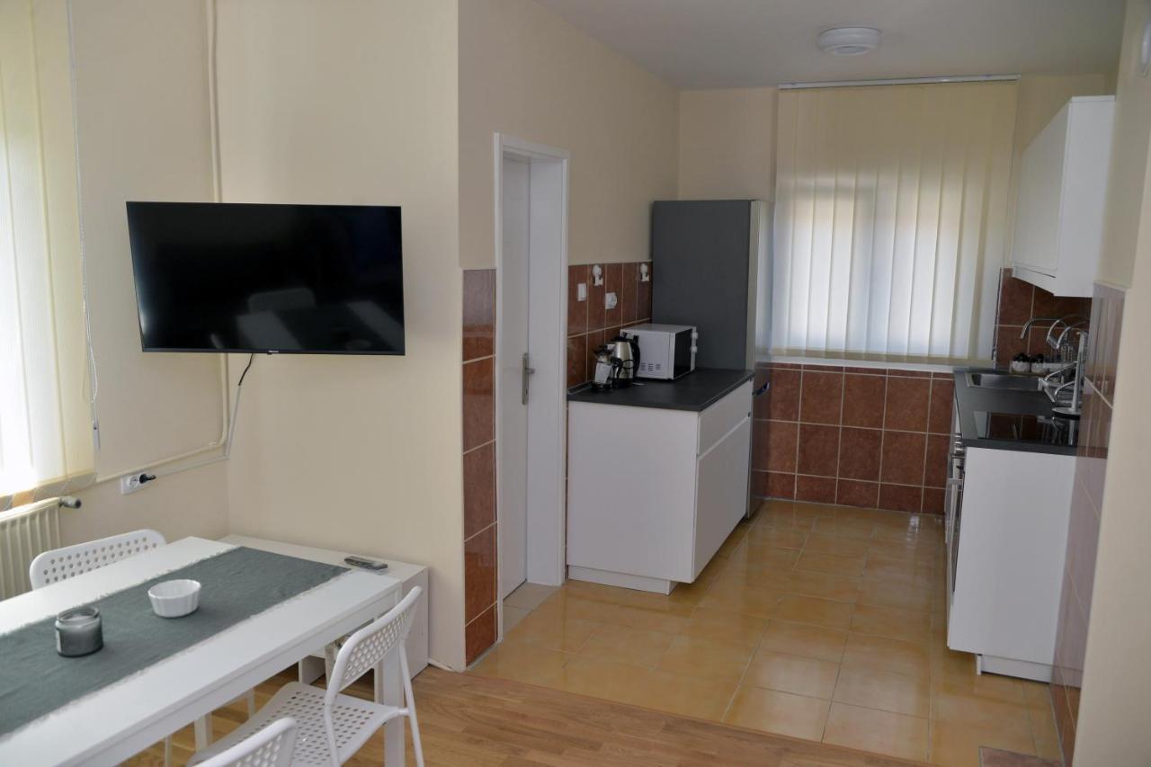 Affordable And Newly Renovated 1-Bedroom Apartment คราลเยโว ภายนอก รูปภาพ