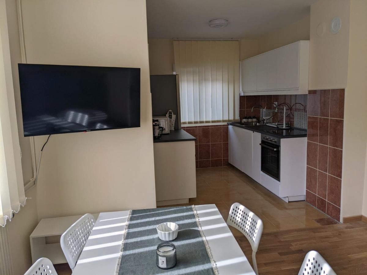 Affordable And Newly Renovated 1-Bedroom Apartment คราลเยโว ภายนอก รูปภาพ