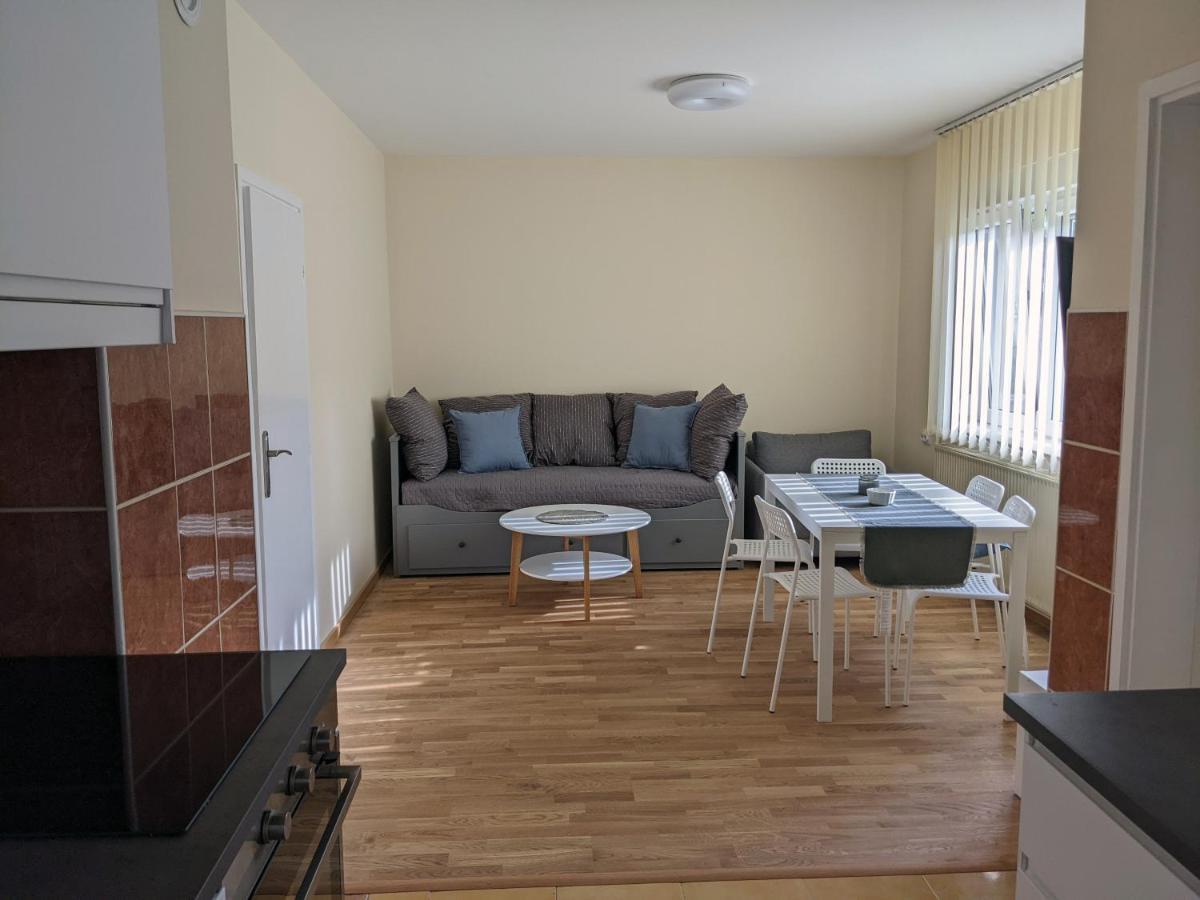 Affordable And Newly Renovated 1-Bedroom Apartment คราลเยโว ภายนอก รูปภาพ