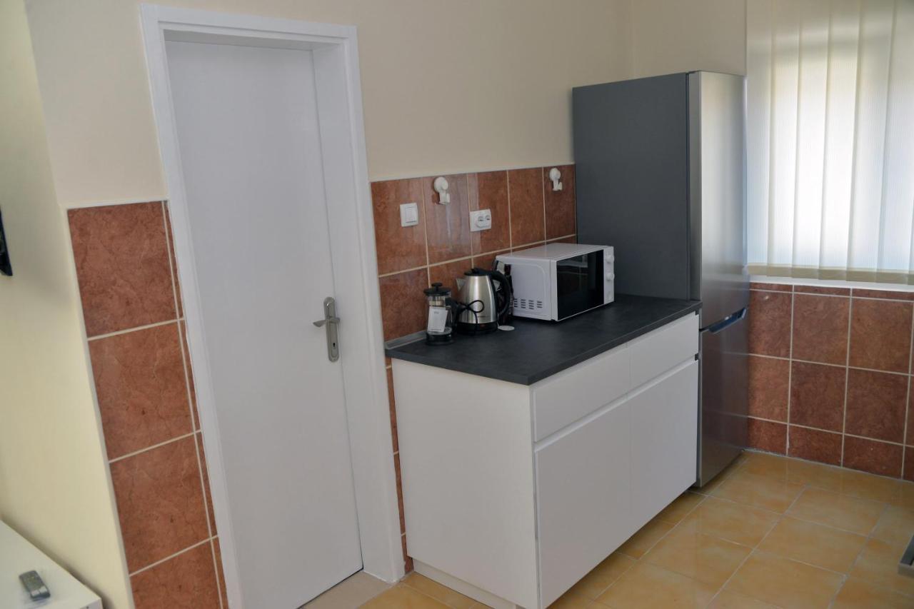 Affordable And Newly Renovated 1-Bedroom Apartment คราลเยโว ภายนอก รูปภาพ