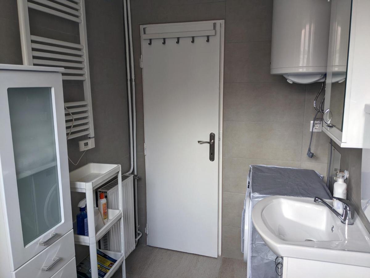 Affordable And Newly Renovated 1-Bedroom Apartment คราลเยโว ภายนอก รูปภาพ