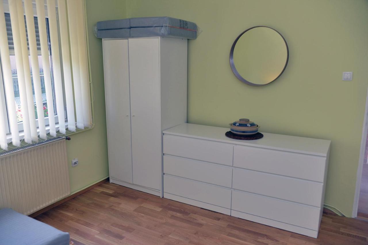 Affordable And Newly Renovated 1-Bedroom Apartment คราลเยโว ภายนอก รูปภาพ