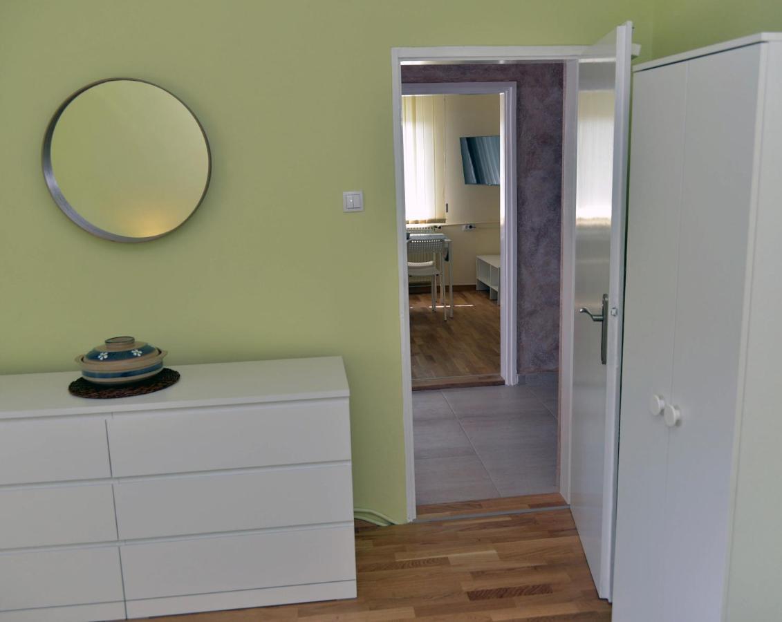 Affordable And Newly Renovated 1-Bedroom Apartment คราลเยโว ภายนอก รูปภาพ