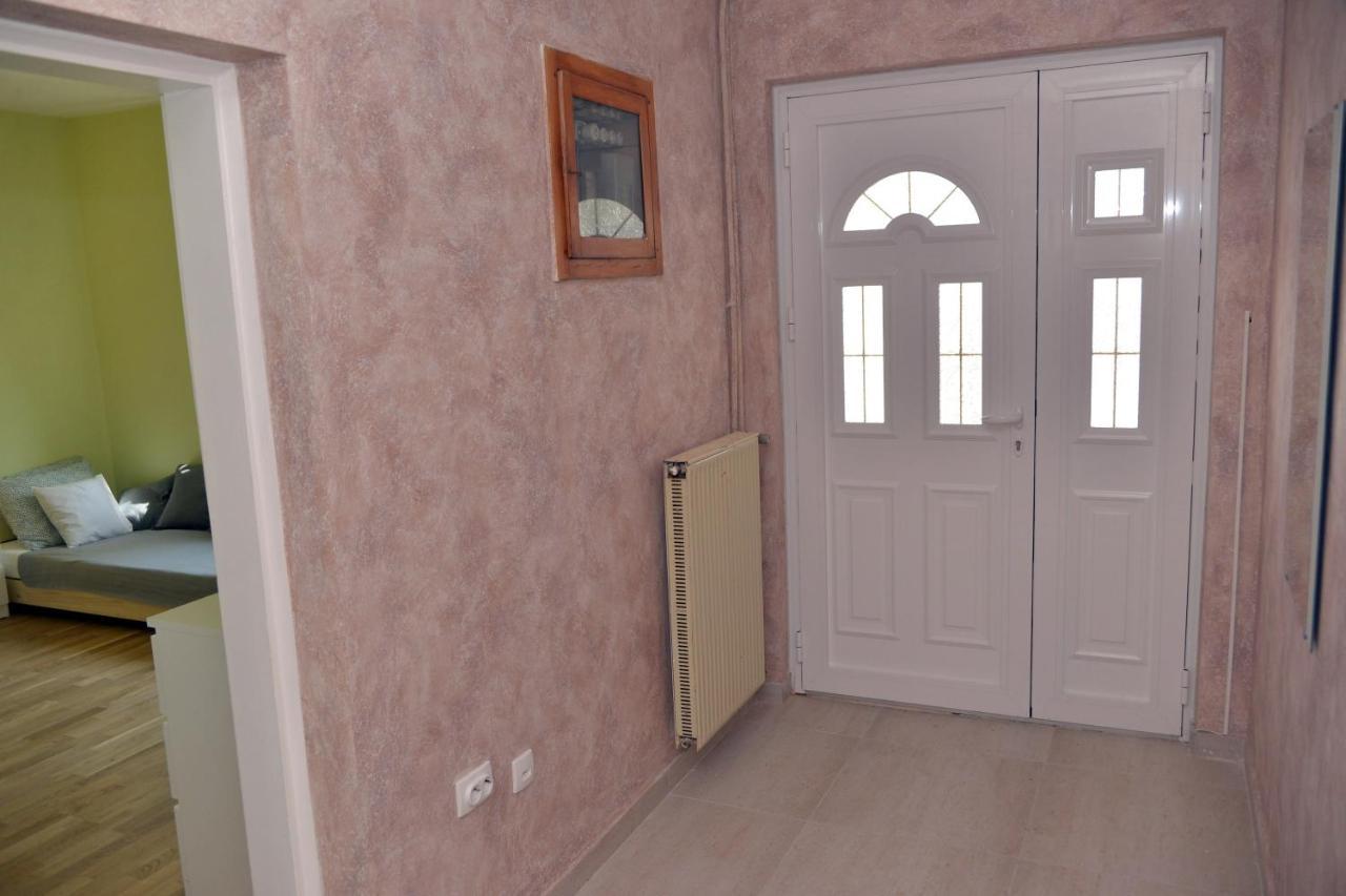 Affordable And Newly Renovated 1-Bedroom Apartment คราลเยโว ภายนอก รูปภาพ