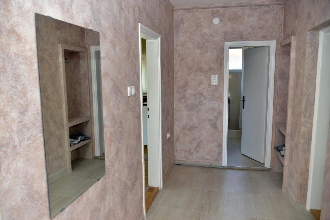 Affordable And Newly Renovated 1-Bedroom Apartment คราลเยโว ภายนอก รูปภาพ
